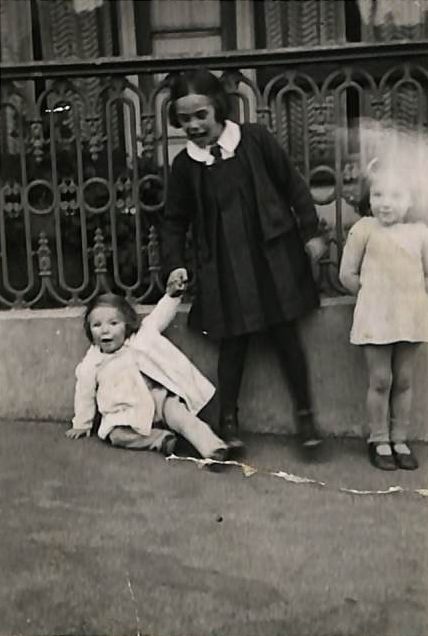 Amira and siblings, Dunedin 1942