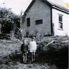 Judy and Peter Langston, Outside the old Farmhouse in the Catlins.