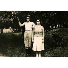 Jessie and Jean George at the Orchard at the Catlins Farm
