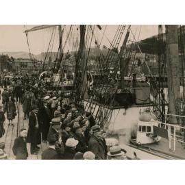 Crowd farewells the Penang at Port Chalmers 