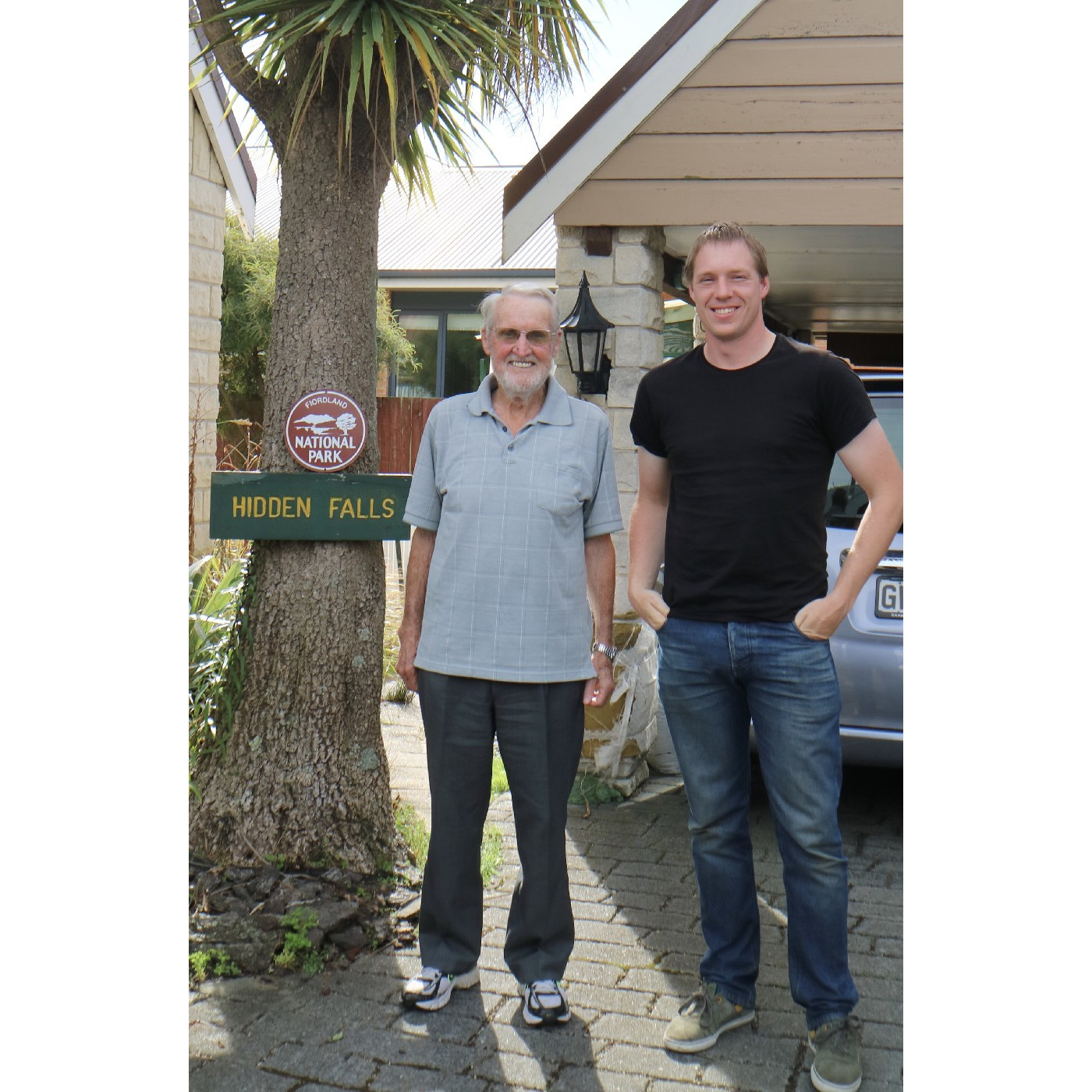 Search on the Cascade face - party of three Mt Aspiring national park